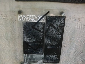 z20117969AA,Swastyka-na-tablicy-upamietniajacej-warszawskie-ge
